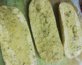 Foto del paso 2 de la receta: Pan de ajo y cuatro quesos al tomillo
