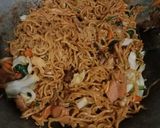 Foto langkah ke 7 dari resep Mie goreng jawa.