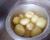 A picture of step 1 of Deep fried potatoes, deep fried beef and salad.