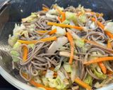 Hình bước làm 3 của món Mì Soba Xào Nấm Chay