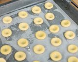 Foto langkah ke 5 dari resep Strawberry Thumbprint Cookies Devina Hermawan.