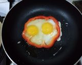 A picture of step 2 of Half fry egg.