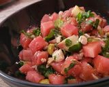 Foto del paso 5 de la receta: Ensalada de sandía, melocotón, espinacas y queso feta (con cebolla y aceitunas)