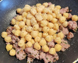 Foto del paso 3 de la receta: Revuelto de garbanzos, con butifarra, huevo y toque de sobrasada y miel