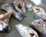 Foto del paso 1 de la receta: Corvina con guisantes y gambas