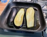 Une image de l'étape 6 de Millefeuilles d’aubergines grillées au labneh, épices et persil.