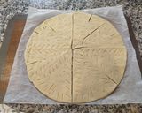 Foto del paso 4 de la receta: Pizza dulce con masa de galletas cubierta de chocolate y decorar a tu gusto