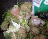 Foto langkah ke 4 dari resep Kaeng Khiao Wan Gai (Green Chicken Curry).
