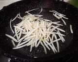 รูปขั้นตอนการทำที่ 2 ของ ยำถั่วงอกซูกินีแบบเย็น สไตล์จีน 凉拌豆芽黄果菜