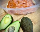 Foto del paso 3 de la receta: Tosta de Aguacate y Salmón Ahumado Casero con Perlas de Vinagre