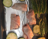Foto del paso 5 de la receta: Rollitos de pollo con jamón, espárragos trigueros y berenjena