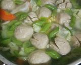 Foto langkah ke 3 dari resep Sop Cemplung Bakso Sapi.