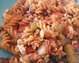 Foto del paso 3 de la receta: Pasta de lentejas rojas con verduritas y salmón