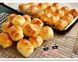 Foto langkah ke 6 dari resep Roti Unyil Keju Favorit Papa+anak2 ( Mini Cheesy roll bun) .