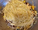 Foto del paso 6 de la receta: Spaguetini, langostinos y sepia con cacahuetes