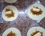 Foto del paso 4 de la receta: Empanadas de repollo, cebolla, zanahoria, morrón y queso