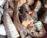 A picture of step 2 of Fried Fresh Kpanla Fish.