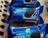 A picture of step 1 of Oreo slice cake.