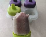 Foto del paso 3 de la receta: Mini paletas de leche de soya y fresa