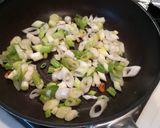 Foto langkah ke 2 dari resep Tumis Enoki Telur dengan Daun Bawang.