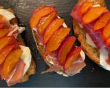 Foto del paso 5 de la receta: Bruschetta de mozzarella con jamón y albaricoques