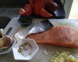 Foto del paso 1 de la receta: Filete de salmón sellado en láminas de ajo adobado con hierbas de mi huerta