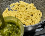 Foto del passaggio 4 della ricetta Fusilli (fatti in casa) con il pesto di basilico e nocciole 🍝🌱