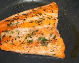 Foto del paso 3 de la receta: Filete de salmón con pimientos asados al pil pil