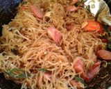 Foto langkah ke 4 dari resep Oseng bihun plus sosis.