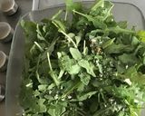 Une image de l'étape 1 de Salade de roquette aux fines herbes et sa sauce balsamique et huile de courge.