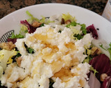 Foto del paso 3 de la receta: Ensalada gourmet con aguacate, requesón, frutos secos y miel