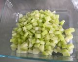 Une image de l'étape 7 de Salade de fruits aux deux melons, raisins et abricots.