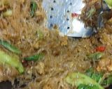Foto langkah ke 4 dari resep Bihun goreng saus tiram.