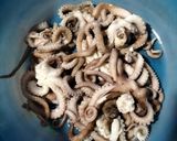 Foto langkah ke 1 dari resep Oseng puuedaaas gurita 🐙.
