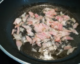 Foto del paso 7 de la receta: Salchicha blanca de Baviera con repollo, bacon y piñones