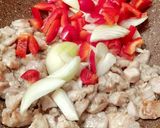 Foto langkah ke 3 dari resep Tumis ayam paprika.