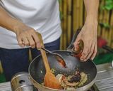 รูปขั้นตอนการทำที่ 9 ของ ข้าวผัดต้มยำ กุ้ง อร่อยซี้ดซ้าดถึงใจ