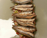 Foto del paso 2 de la receta: Anchoas fritas sobre cama de picadillo de ensalada