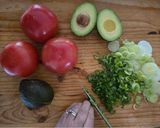 Foto del paso 1 de la receta: Ensalada de tomates con cebollín y palta