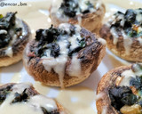 Foto del paso 7 de la receta: Champiñones rellenos de espinacas con salsa de castañas