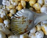 A picture of step 3 of Spicy Makhana.