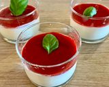 Une image de l'étape 4 de Pannacotta au coulis de fraises.