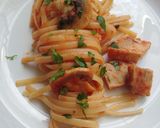 Foto del passaggio 5 della ricetta Linguine con sugo di spada e funghi
