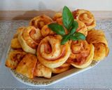 Gyors sajtos, sonkás mini kiflik és csigák recept fázis 7 fotója