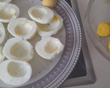 Foto del paso 1 de la receta: Huevos rellenos de anchoas y almendras