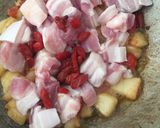 A picture of step 2 of Pear stew pork belly.