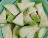 A picture of step 2 of Shark's fin melon soup.