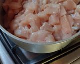 Foto del paso 2 de la receta: Pollo al verdeo con papas al horno