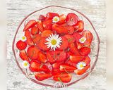 Une image de l'étape 2 de Salade de fraises à la menthe.