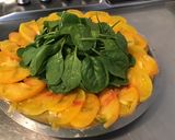 Une image de l'étape 4 de Salade de jeunes pousses d épinards aux radis cerises et tomates margold.